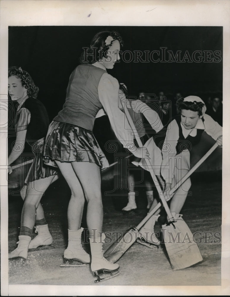 1941 Press Photo Big Boys of Hockey: Ernie Warren,Florence Murray & Norma French