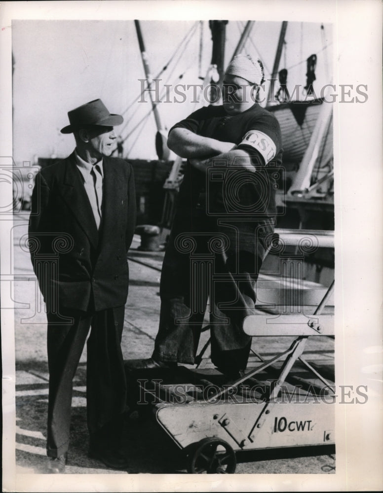 Load image into Gallery viewer, 1949 Press Photo Tiny Himes was assigned on picket duty with A. Lyons
