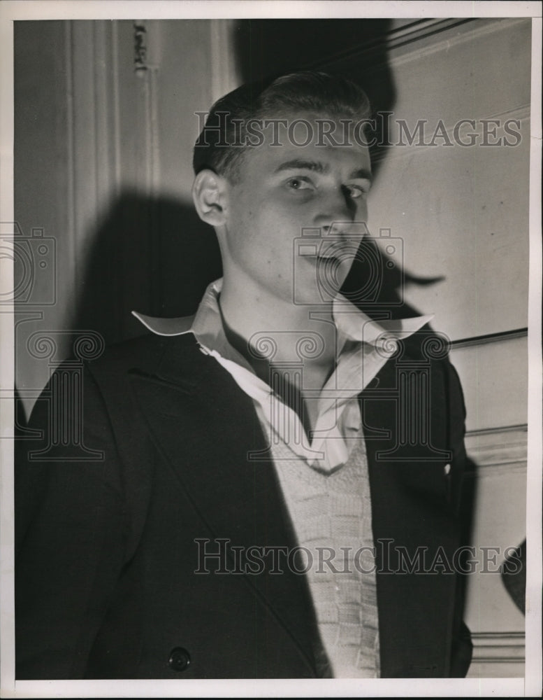 Load image into Gallery viewer, 1938 Press Photo Walter Leister at Yorkville to give speech - ned08673
