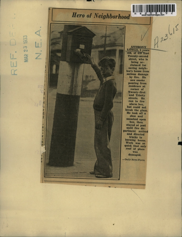 Load image into Gallery viewer, 1933 Press Photo Anthony Longo Hero of Neighborhood pulls fire box alarm
