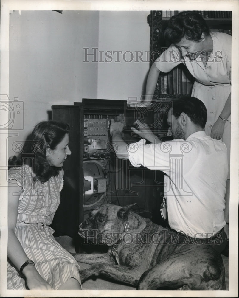 1947 Press Photo Randy with her family fixing a radio