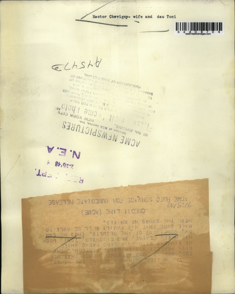 1947 Press Photo Randy with her family fixing a radio