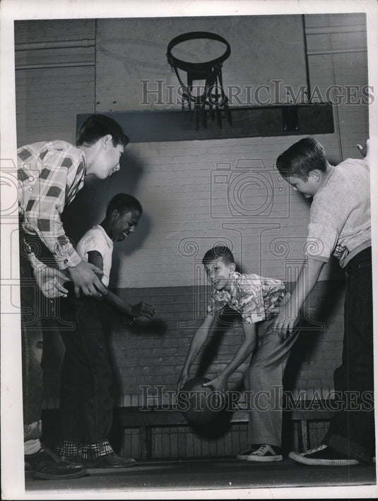 1952 Press Photo Boys playing basketball at Mt. Pleasant Community - ned08733