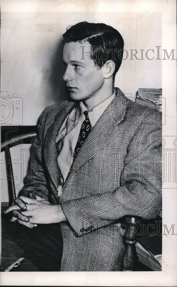 Load image into Gallery viewer, 1949 Media Photo Patrick Parker of Ny held by police after being arrested
