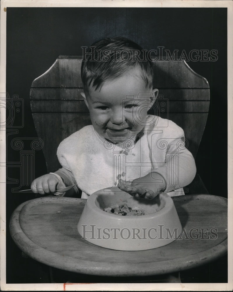 Load image into Gallery viewer, 1948 Press Photo Little cutie Sean M O'Dohery with his table dish
