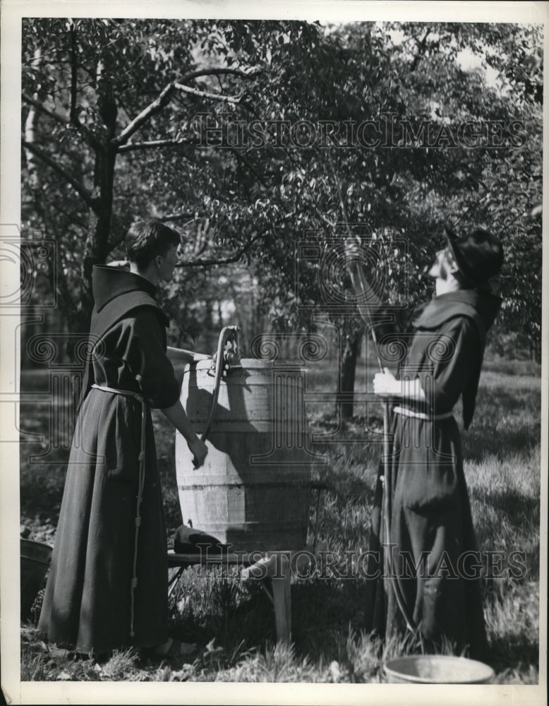 Load image into Gallery viewer, 1937 Press Photo The Franciscan Monks at the Rocky River drive
