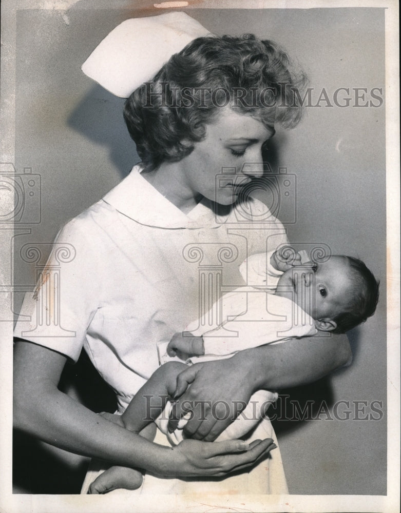 1960 Press Photo Baby Diana Lyncha will be going home from the Lutheran Hospital