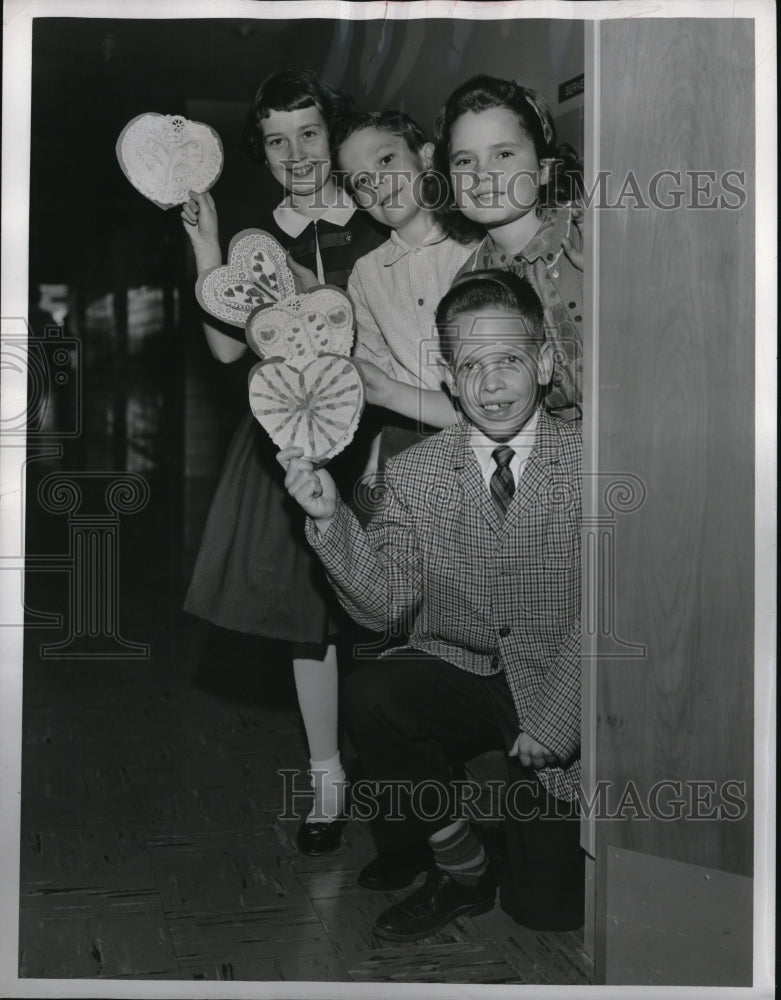 Load image into Gallery viewer, 1962 Media Photo The Verda Brobet School students begging to enter the hospital
