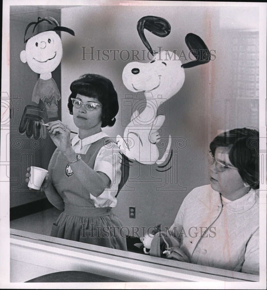 1968 Press Photo Mrs. J. Gilliland with Linda Evcic volunteers to do some arts