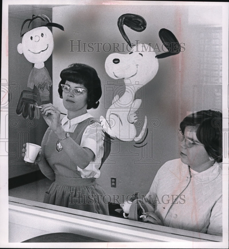 Load image into Gallery viewer, 1968 Press Photo Mrs. J. Gilliland with Linda Evcic volunteers to do some arts
