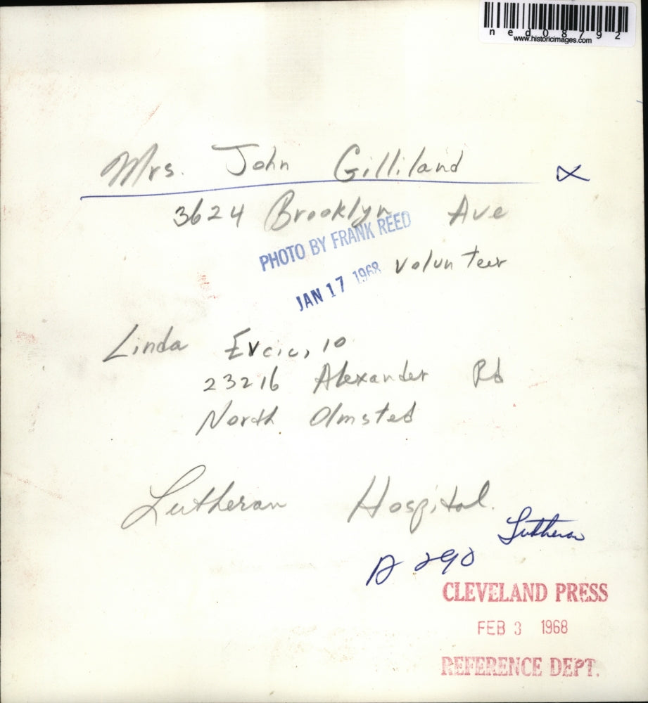 1968 Press Photo Mrs. J. Gilliland with Linda Evcic volunteers to do some arts