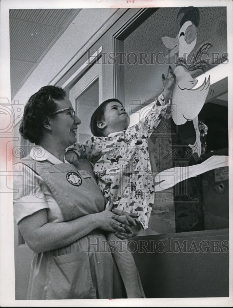 1968 Press Photo Mrs. Myron MacGeorge holding Tommy Elchesen, a 3 year old boy