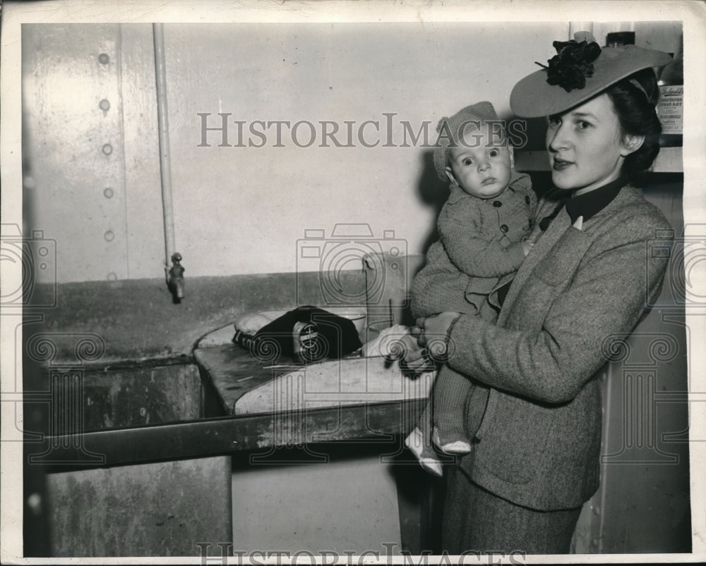 1946 Press Photo Australian war bride of John Kenna, Mrs Betty and son Eric