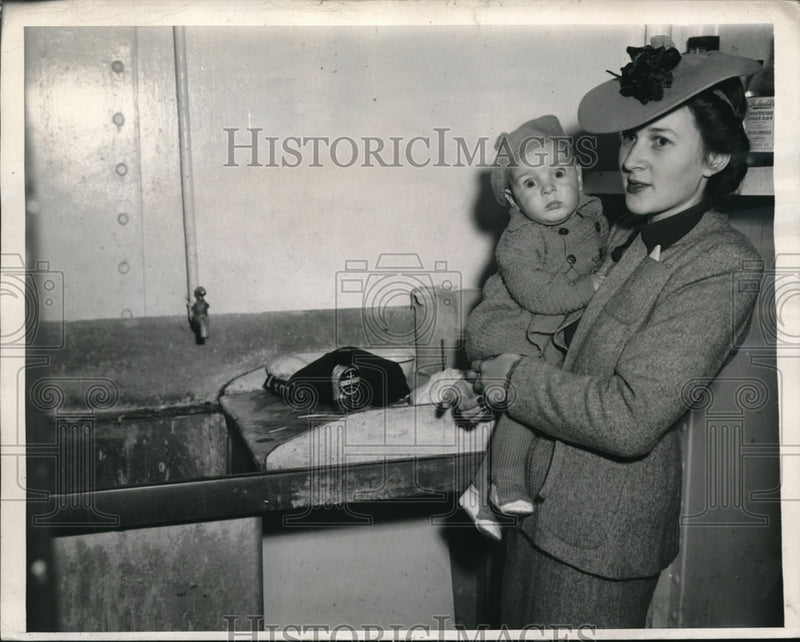 Load image into Gallery viewer, 1946 Press Photo Australian war bride of John Kenna, Mrs Betty and son Eric
