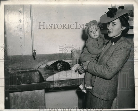 1946 Press Photo Australian war bride of John Kenna, Mrs Betty and son Eric