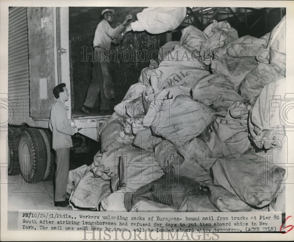 1951 Press Photo Unloading the sacks of mail after strikes delayed the delivery