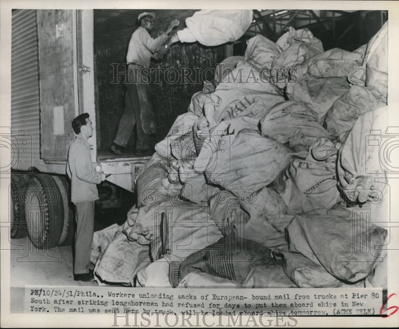 Load image into Gallery viewer, 1951 Press Photo Unloading the sacks of mail after strikes delayed the delivery

