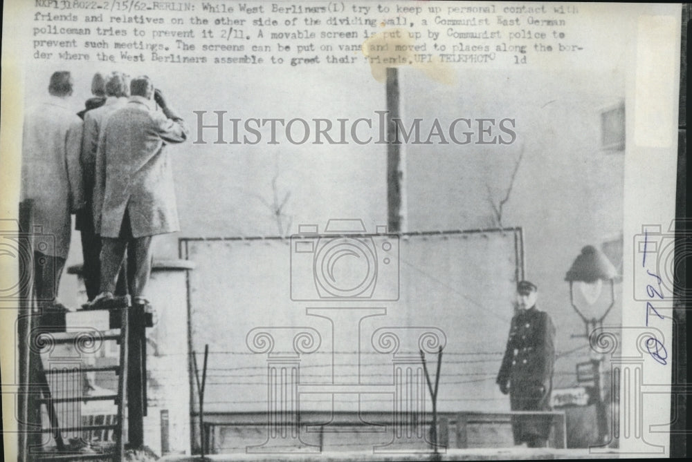 1962 Press Photo West Berliners on the dividing wall of Communist East German