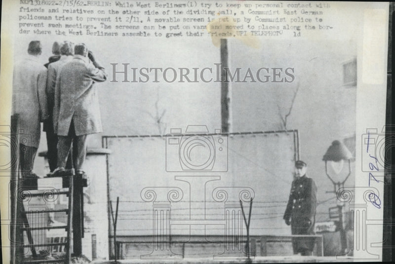 Load image into Gallery viewer, 1962 Press Photo West Berliners on the dividing wall of Communist East German
