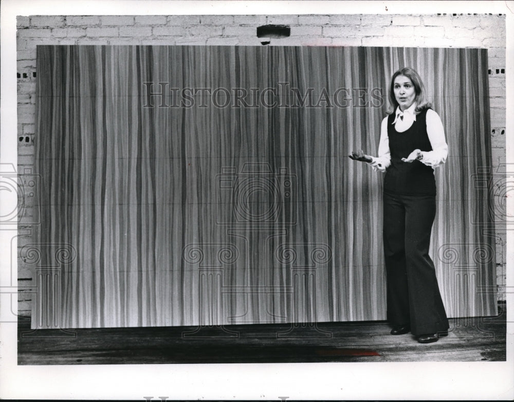 1977 Press Photo Barb Smukler Tart giving a speech on stage