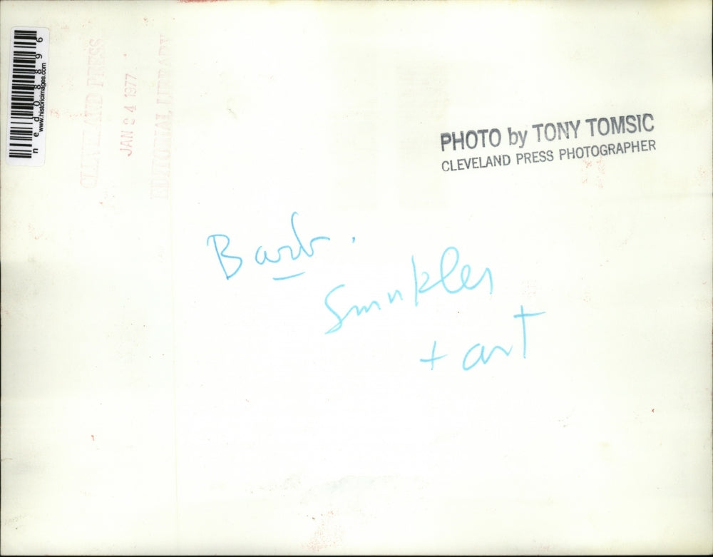 1977 Press Photo Barb Smukler Tart giving a speech on stage