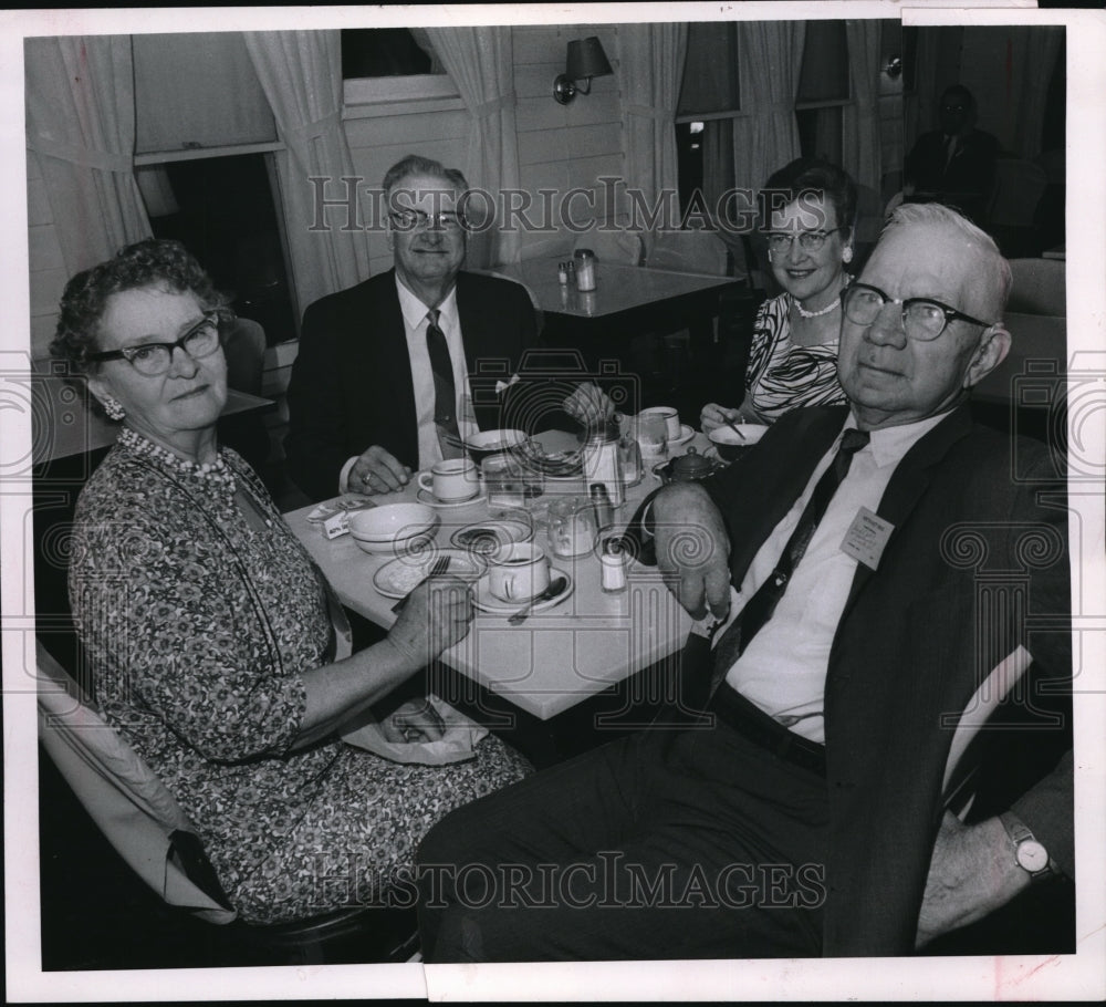 1965 Press Photo Mrs FL White, Mrs G A Vorhees & Rev Zundler