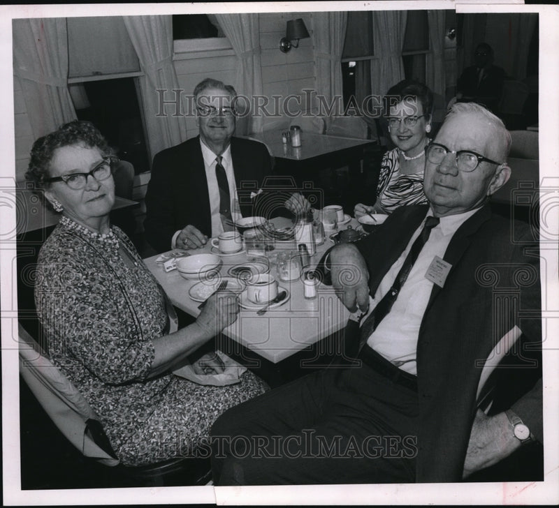 Load image into Gallery viewer, 1965 Press Photo Mrs FL White, Mrs G A Vorhees &amp; Rev Zundler
