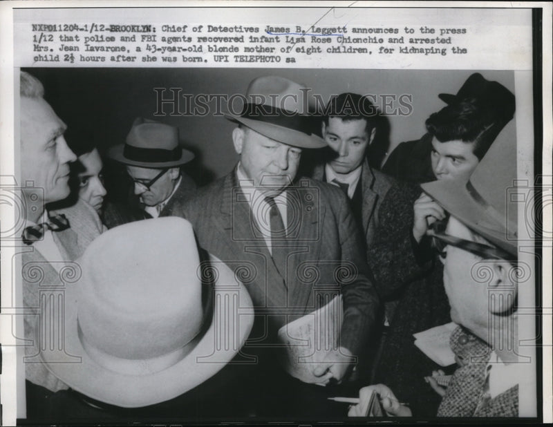 Load image into Gallery viewer, 1959 Press Photo Brooklyn NY Chief of Det. James Leggett arrested Mrs J Iavarone

