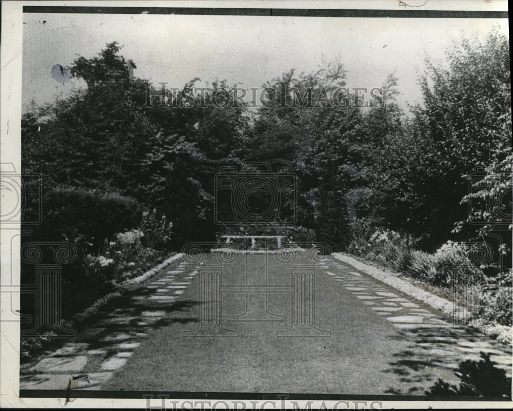 1937 Press Photo A manicured yard with a flower garden