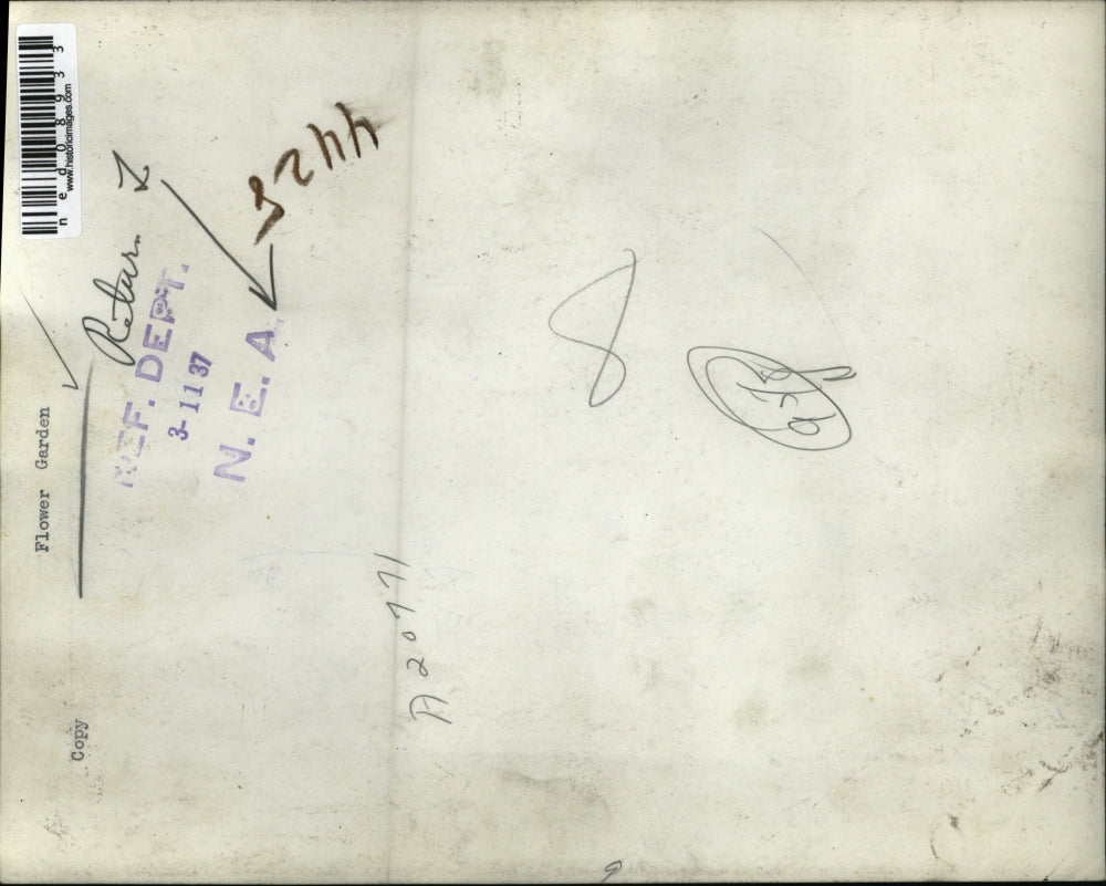 1937 Press Photo A manicured yard with a flower garden