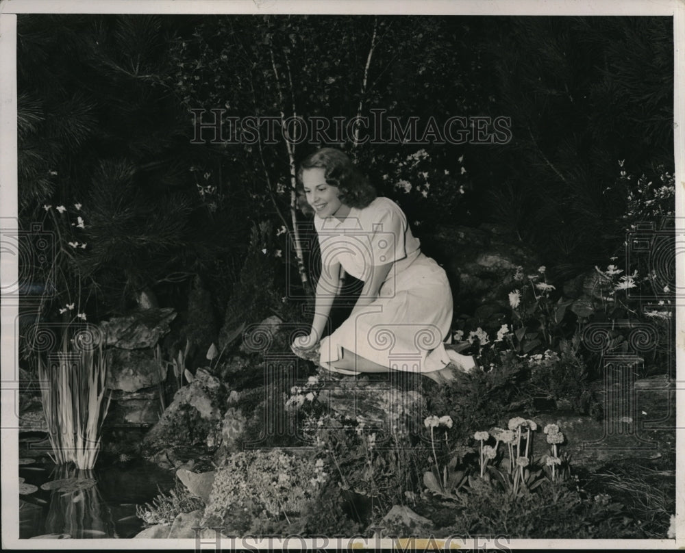 1939 Press Photo NYC Margaret Manson  at rock &amp; flower garden show - Historic Images