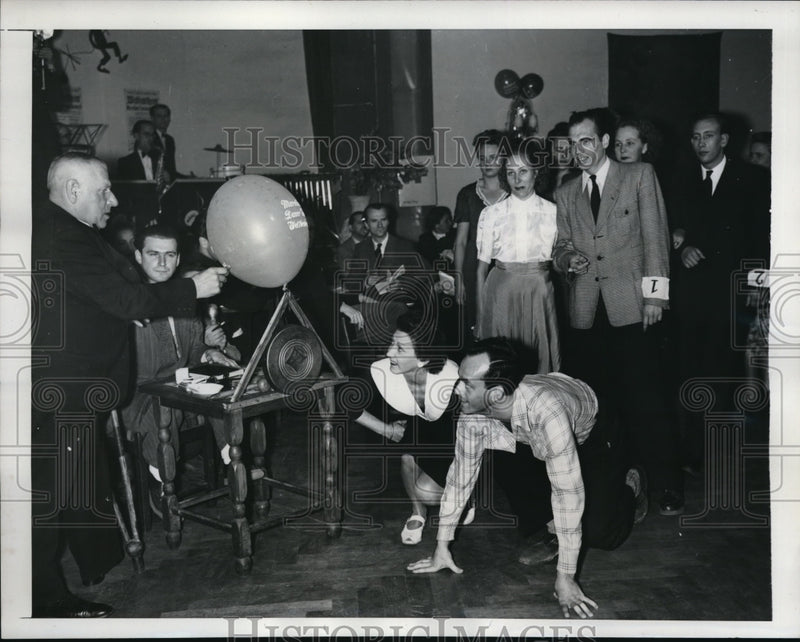 Load image into Gallery viewer, 1949 Press Photo Krucke, Berlin's first Marathon Dancing Competition
