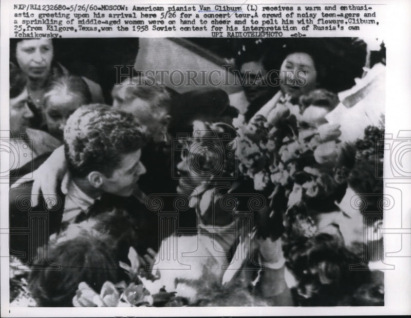 Load image into Gallery viewer, 1960 Press Photo American pianist Van Cliburn at Moscow for concert tour
