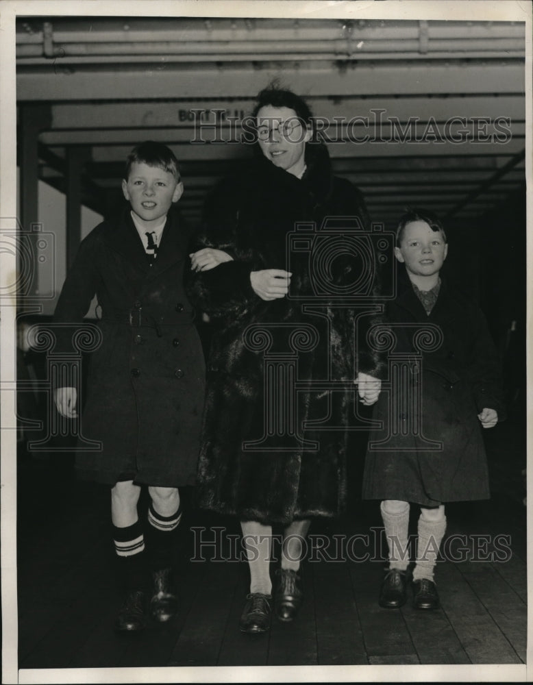 1940 Press Photo Mrs Kathleen Forrester & kids John,George family of author