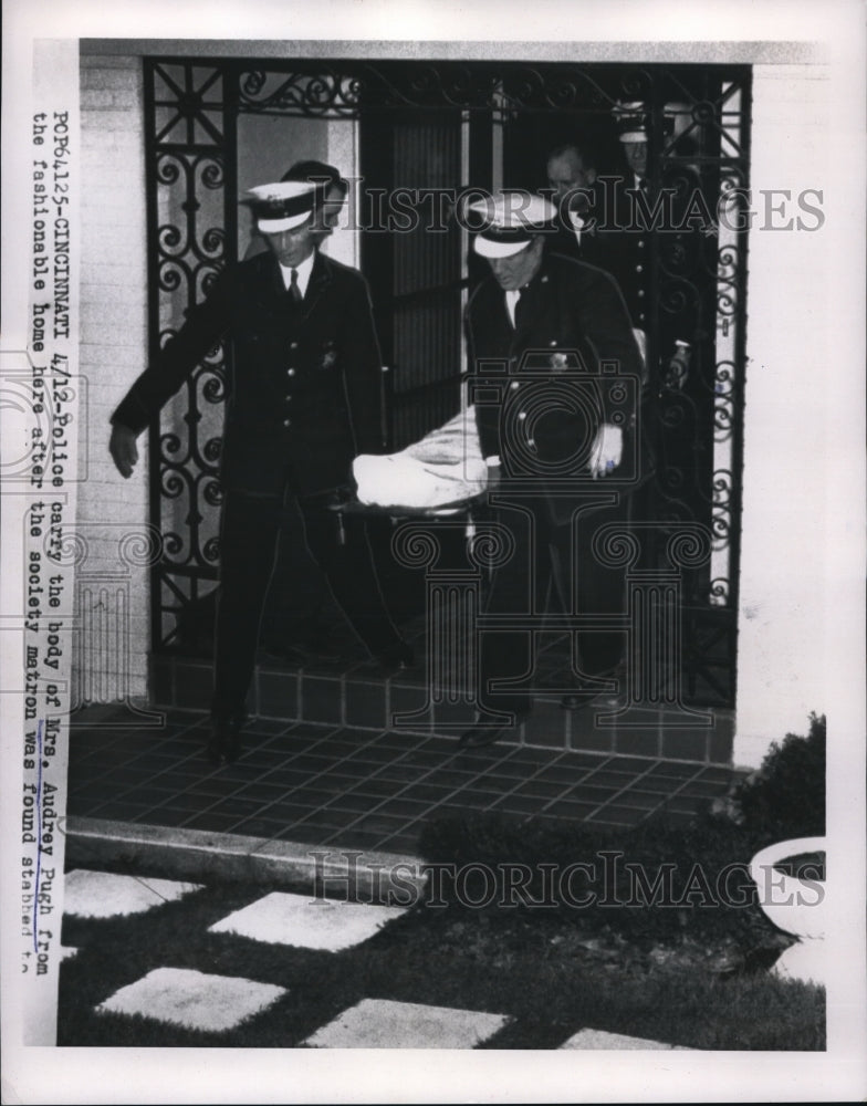 1956 Press Photo Cinncinati Ohio Police & body of Mrs Audrey Pugh, stab victim