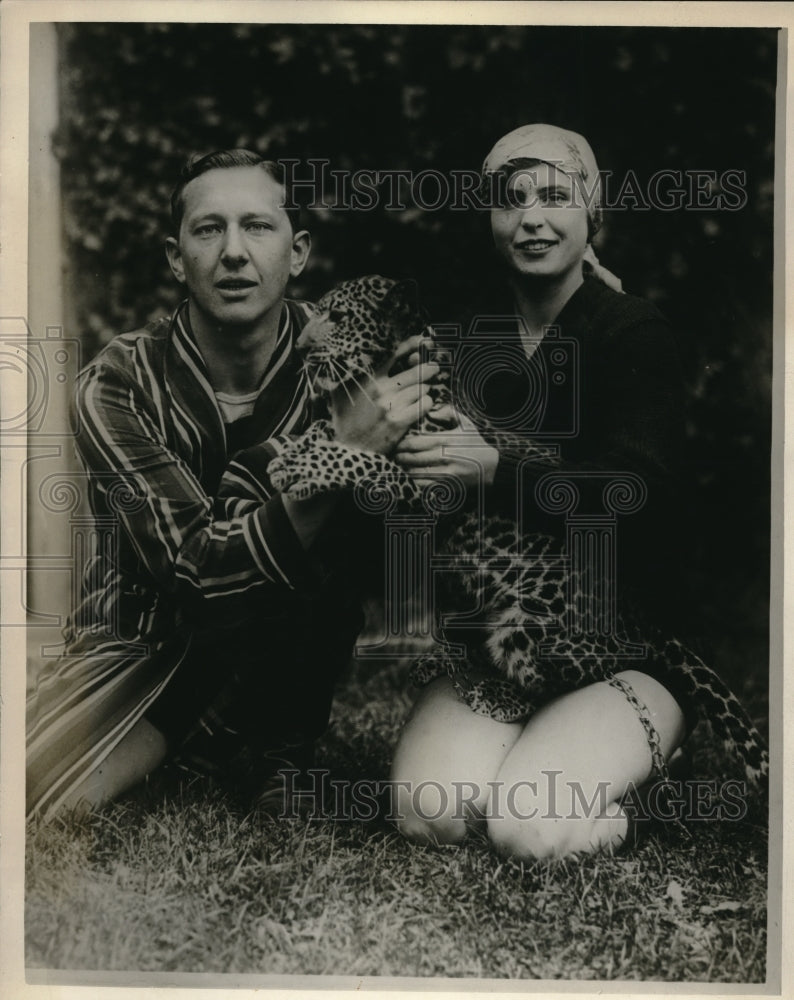 Load image into Gallery viewer, 1931 Media Photo Mr &amp; Mrs Jock Tyson and exotic cat
