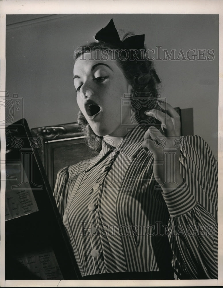 Load image into Gallery viewer, 1940 Press Photo Woman learning to sing with cotton in her nostrils
