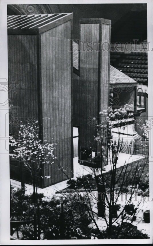 1978 Press Photo Tall Wood Structure Auditorium and House - ned09069