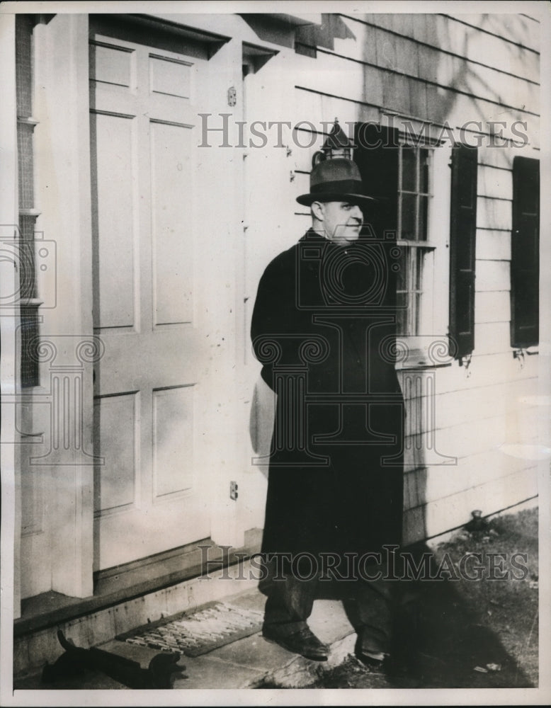 Load image into Gallery viewer, 1937 Press Photo Lt Edward Griffith of Pennsylvania State Police stands guard
