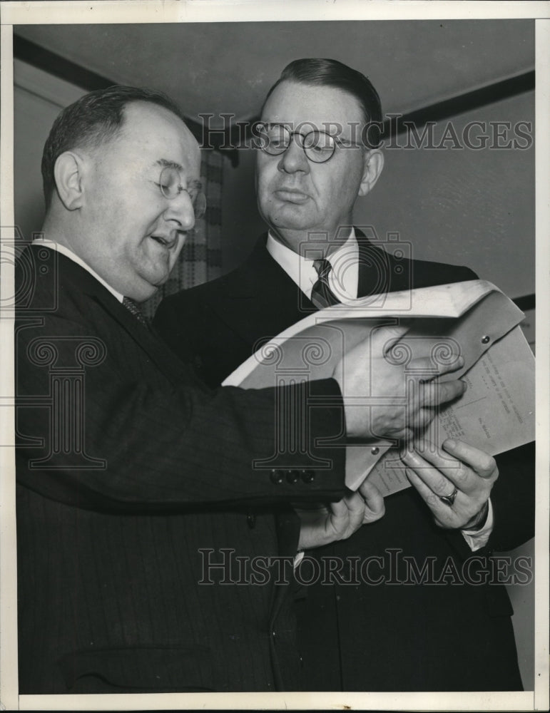 Load image into Gallery viewer, 1938 Media Photo LA,Calif Carl Pustau &amp; atty Mike Rudolph at libel case trial
