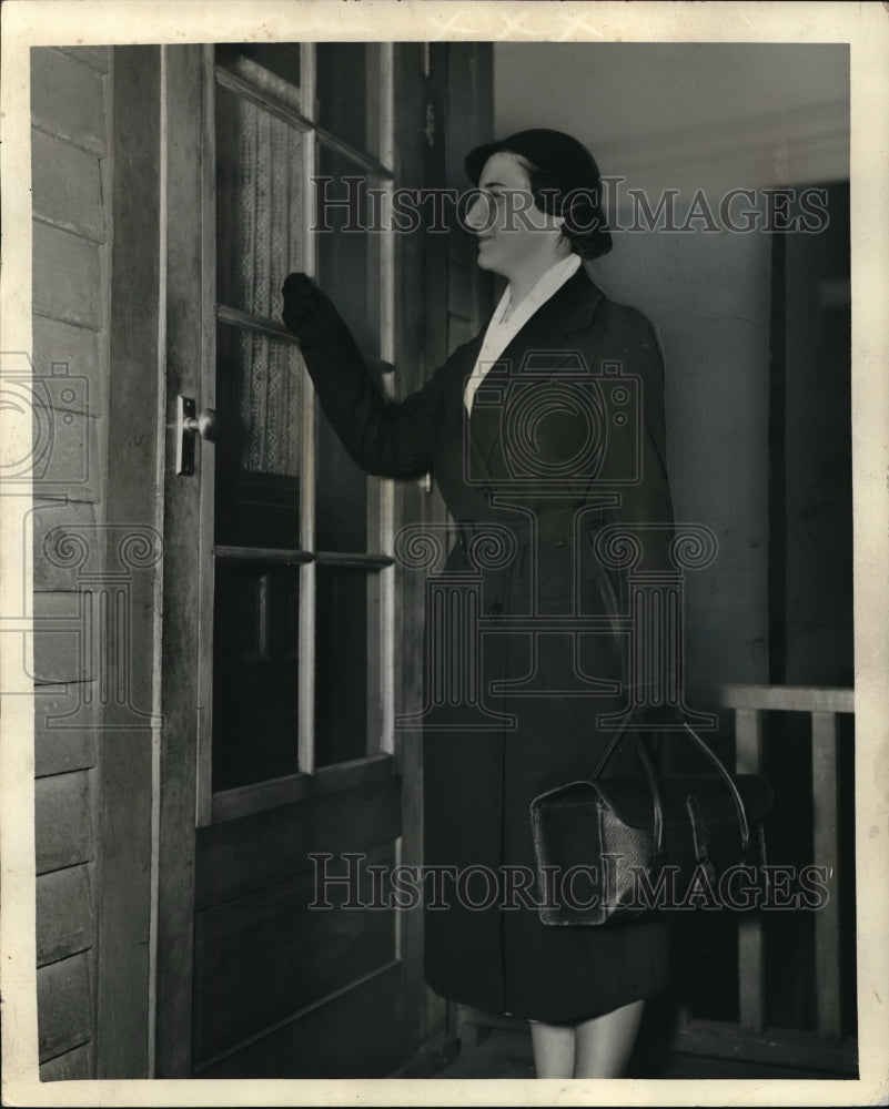 1937 Press Photo Student at Univeristy Nursing District Making a family call