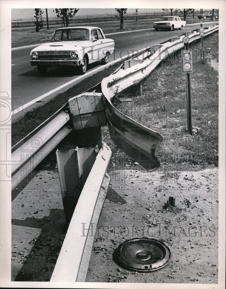 1964 Press Photo Car approaching Innerbelt bridge from E Shoreway in Ohio