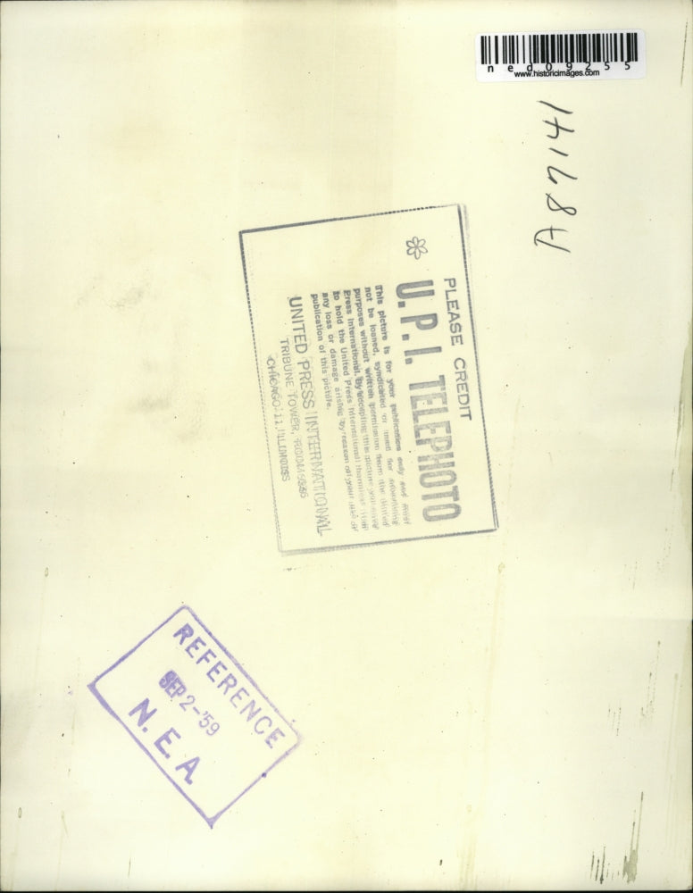 1959 Press Photo La Calif Mrs Helen Lund points to murder scene of L Martin