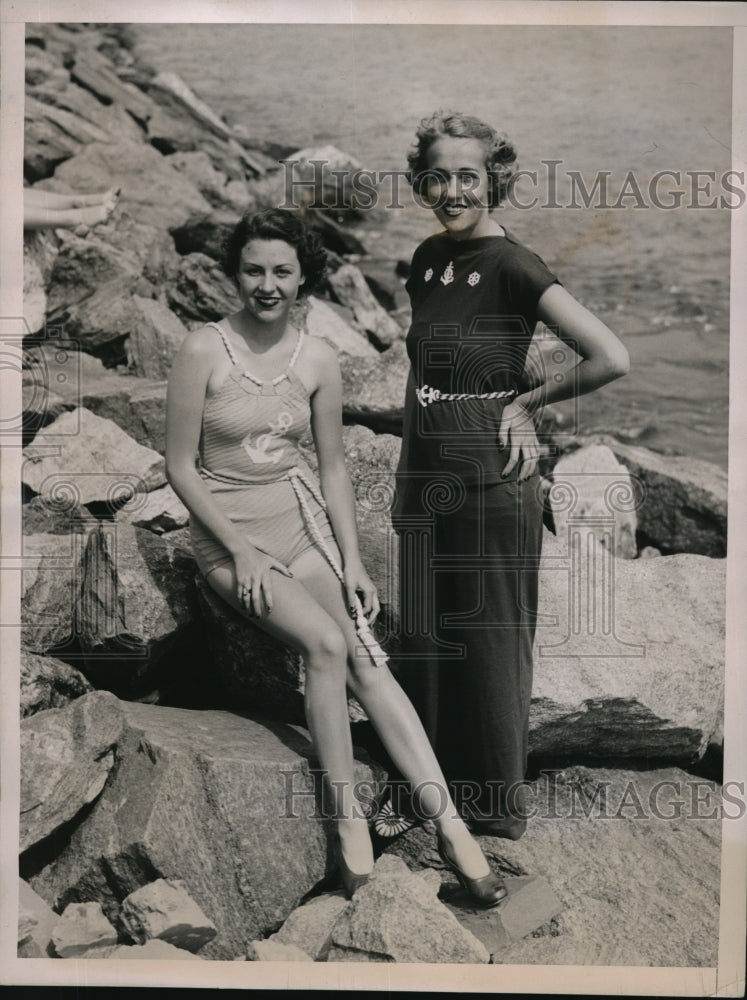Load image into Gallery viewer, 1936 Press Photo Models in 1936 era clothing - ned09273

