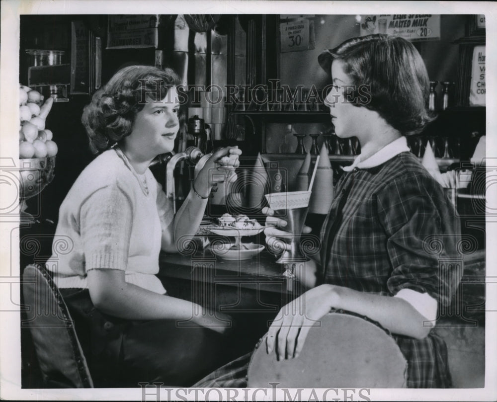 1950 Press Photo Young girls at 1950s soda bar