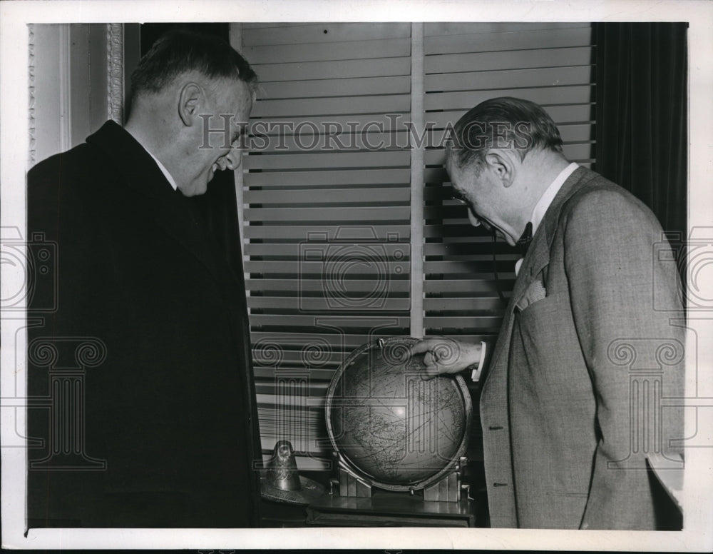1944 Press Photo Henry L Stimson and Sol Bloom looking over an Atlas