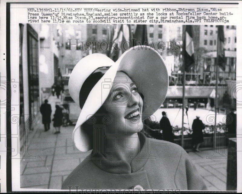 Load image into Gallery viewer, 1962 Press Photo NYC Shireen Dixon Miss Bormingham England - ned09342

