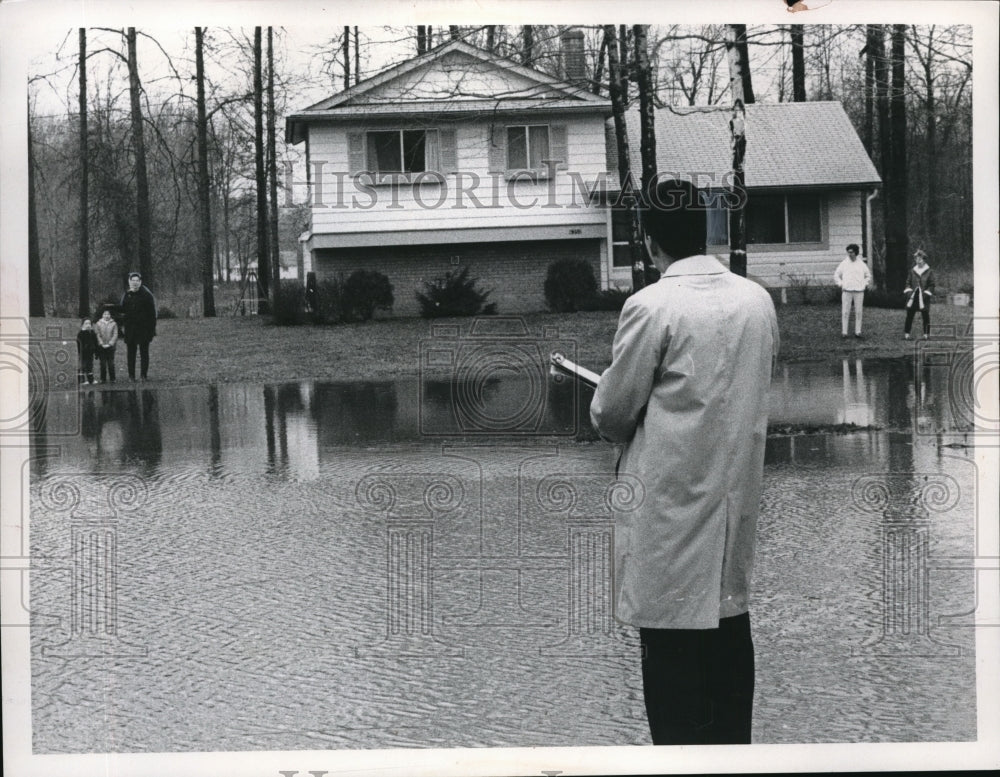 1967 Press Photo Tony Tucci Talks to Mentor Residents Stranded by Flood
