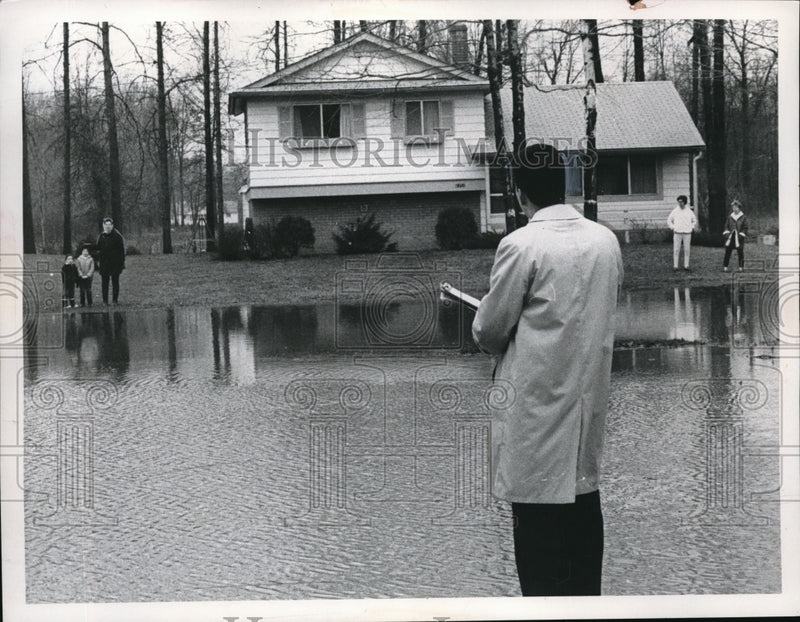 Load image into Gallery viewer, 1967 Press Photo Tony Tucci Talks to Mentor Residents Stranded by Flood
