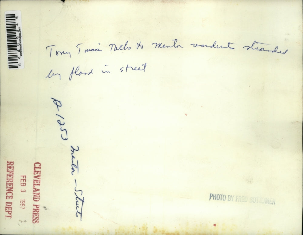 1967 Press Photo Tony Tucci Talks to Mentor Residents Stranded by Flood